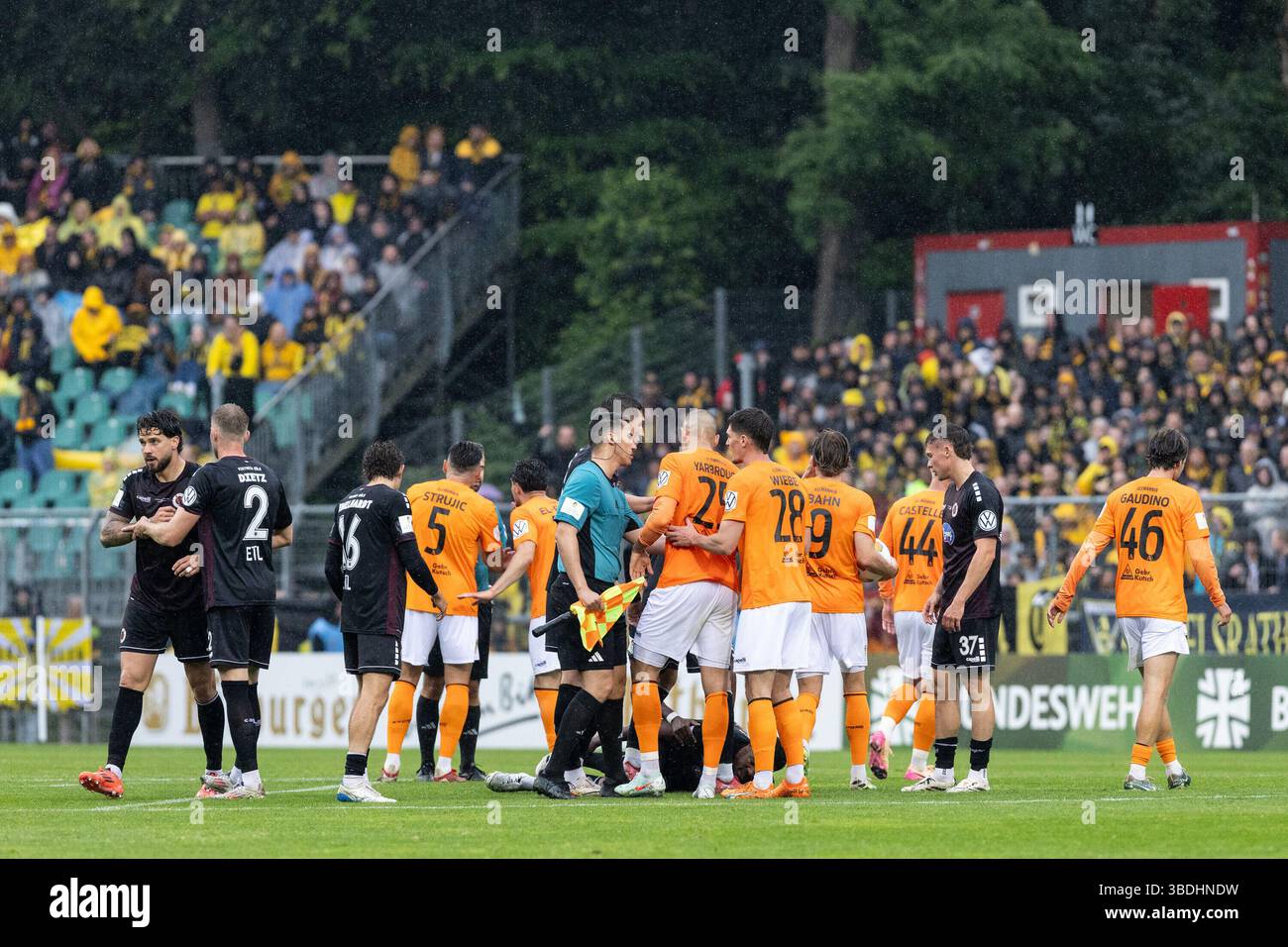 Spieler beiden Mannschaften im Konflikt auf dem Spielfeld. Bitburger ...