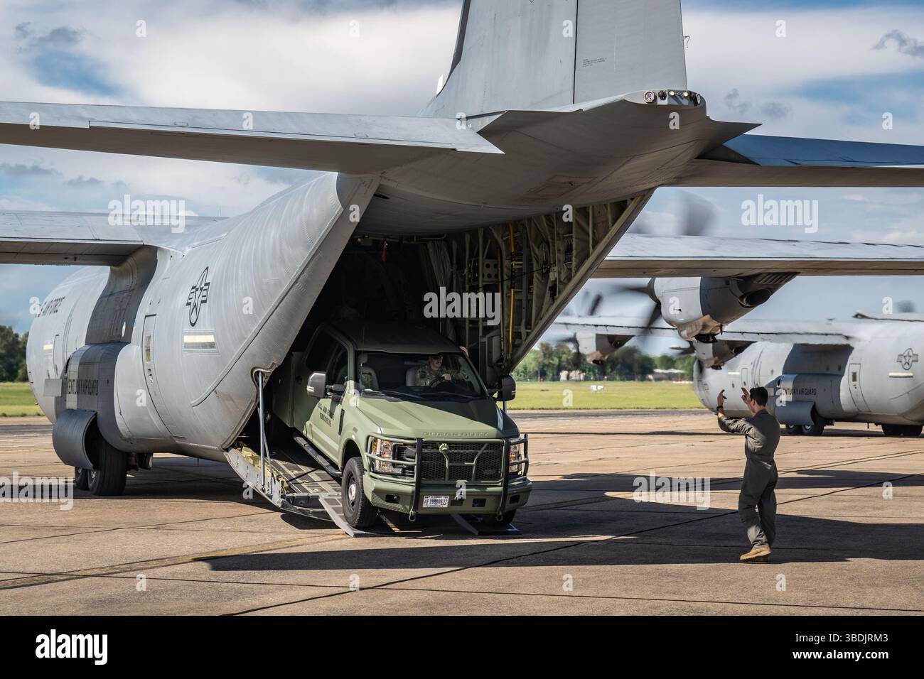 A loadmaster from the Kentucky Air National Guard’s 165th Airlift ...