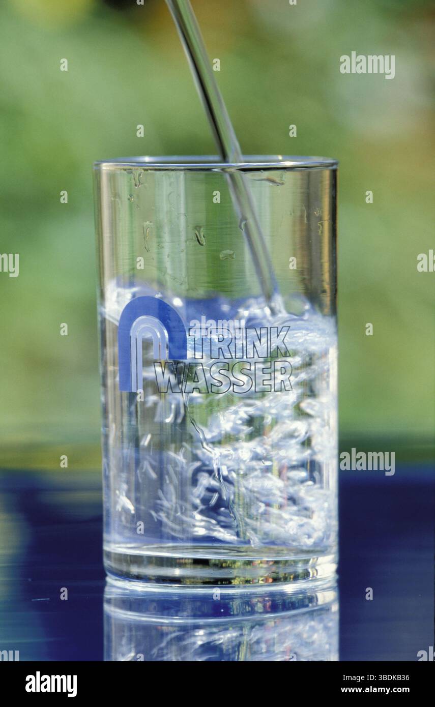 Tumbler beeing filled with water, drinking glass is filled with water, Wassersymbolik, water symbolism, Sicherheit, safety, security, fliessen, flow, Stock Photo