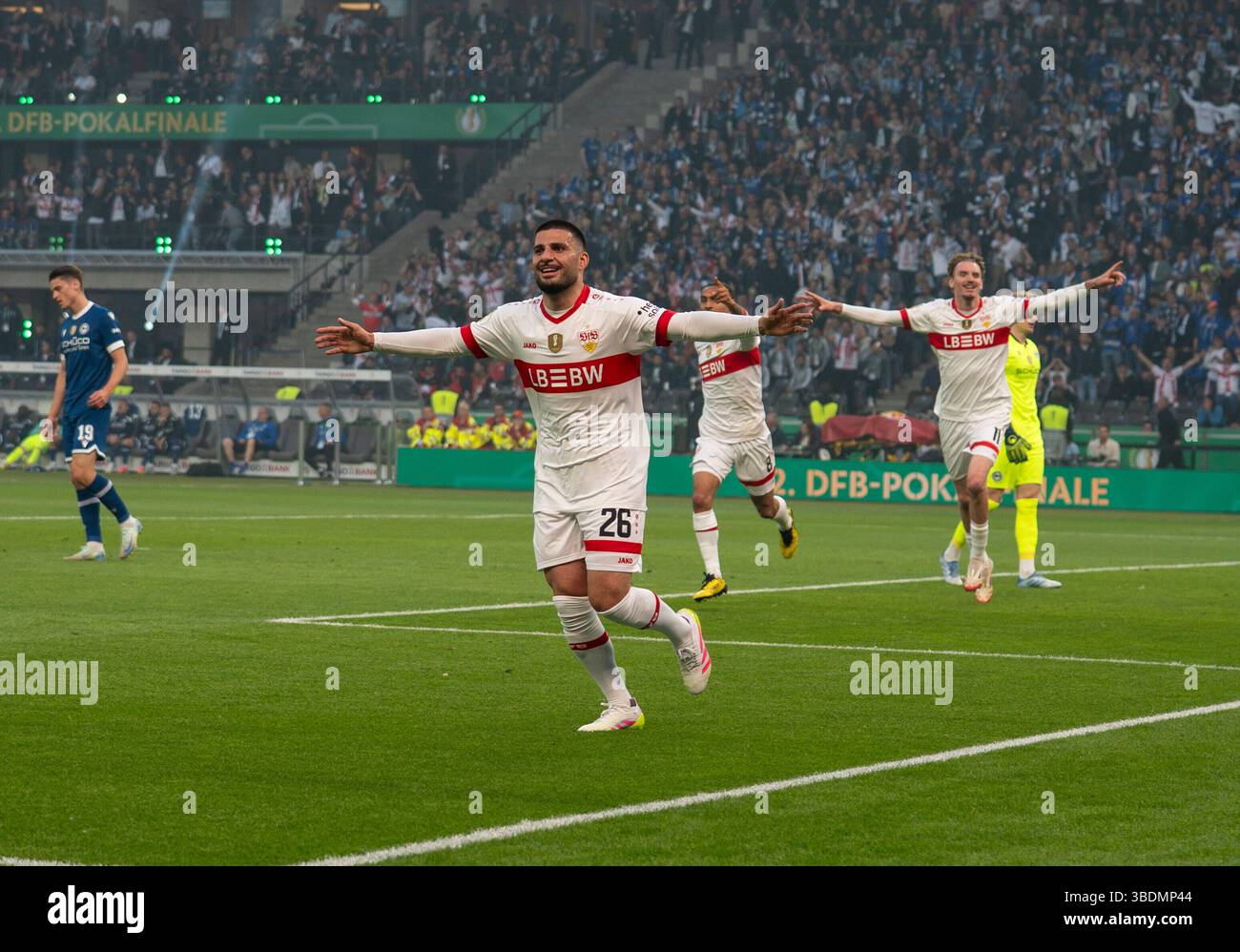 Deniz UNDAV (VFB Stuttgart) avec coupe, trophée, jubilation