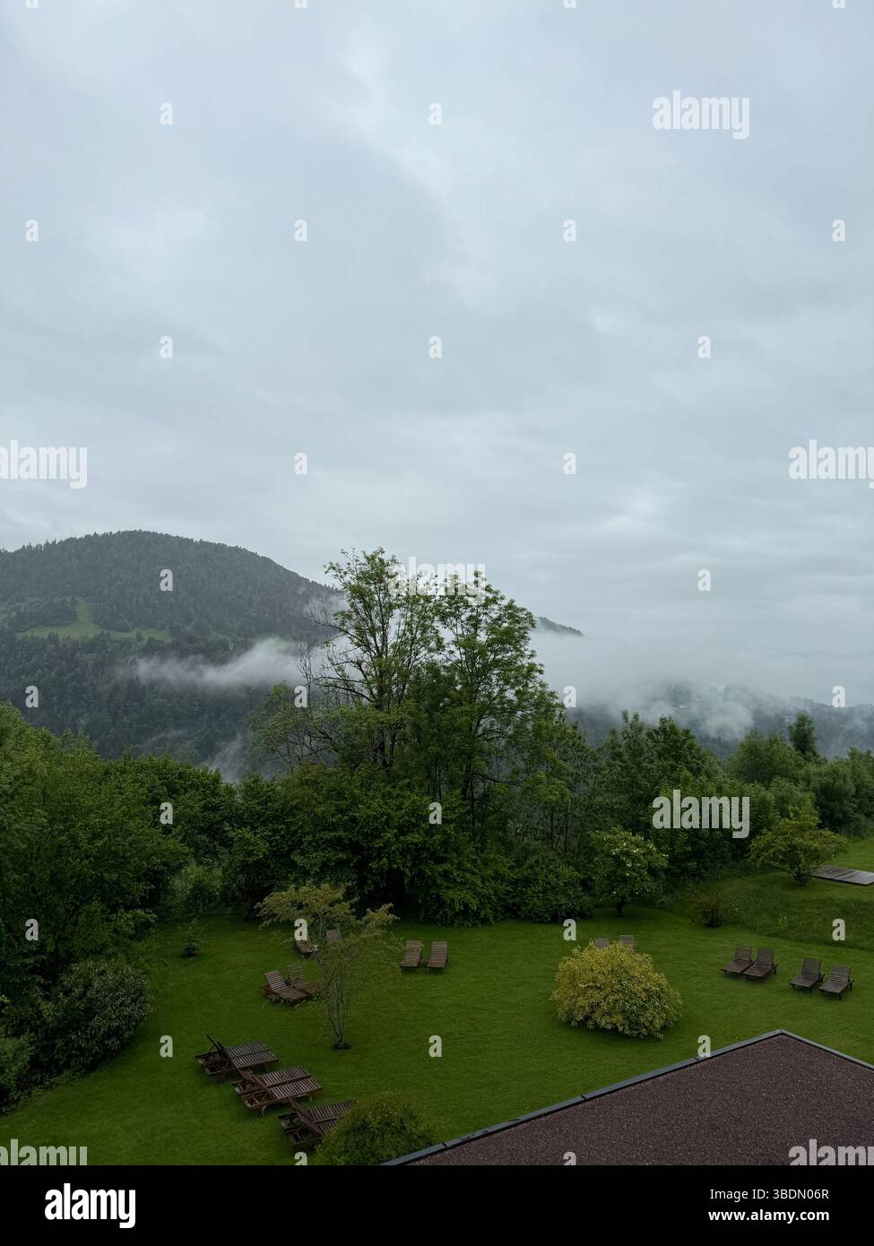 Bregenzerwald, Hittisau, Österreich, Nebel, Berghang, neblige Landschaft, Ruhe, Naturwiese, Holzliegen, Entspannung, Achtsamkeit, Regenwetter, Sommerr - Smartphone Captured Stock Image