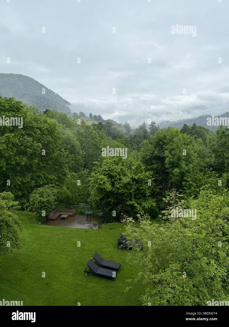 Bregenzerwald, Hittisau, Österreich, Nebel, Berghang, neblige Landschaft, Ruhe, Naturwiese, Holzliegen, Entspannung, Achtsamkeit, Regenwetter, Sommerr - Smartphone Captured Stock Image