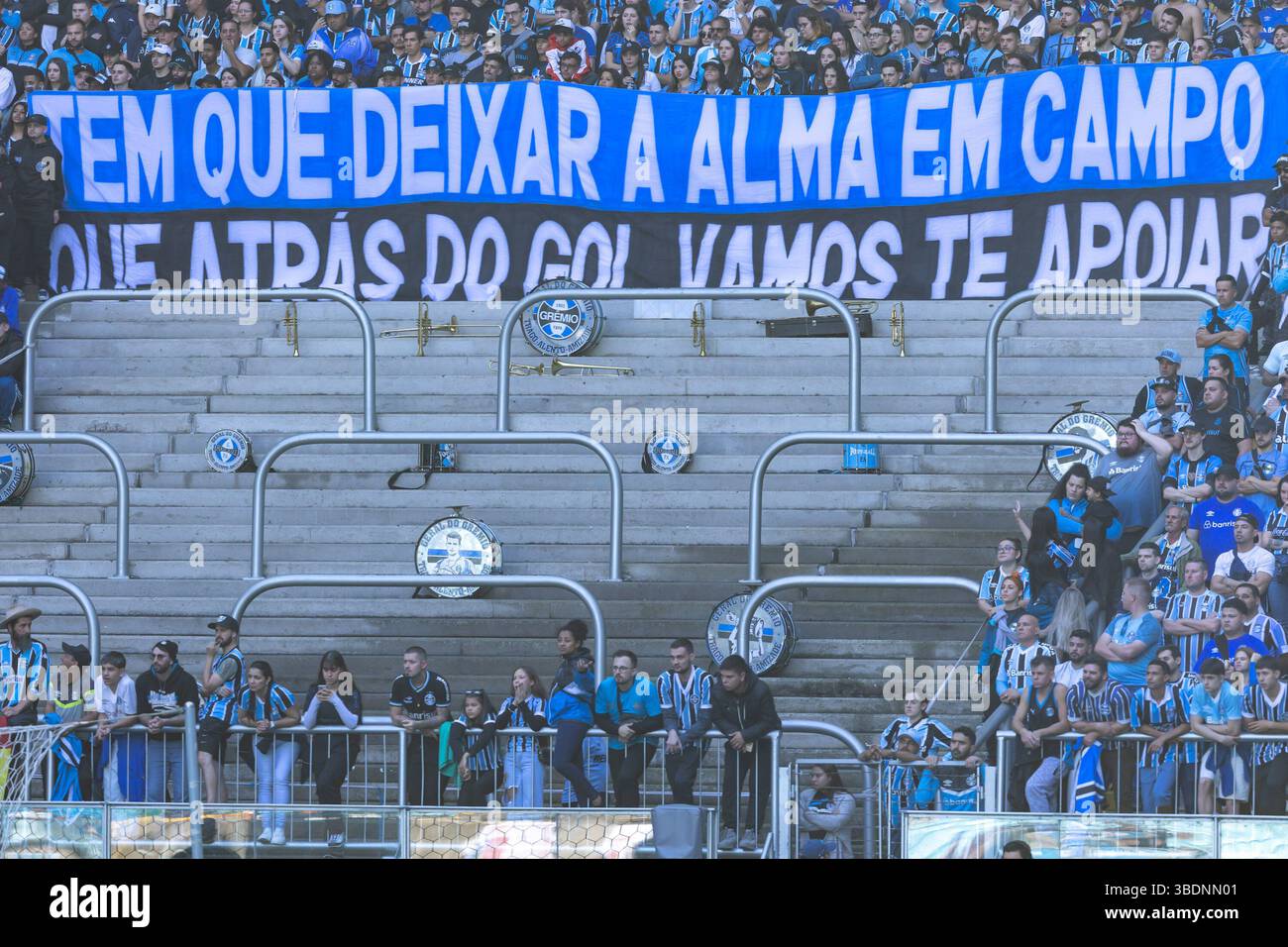 Porto Alegre, Brazil. 25th May, 2025. Gremio fans display a banner in protest against the team's situation during the match between Gremio and Bahia, for the Brazilian Serie A 2025, at Arena do Gremio Stadium, in Porto Alegre on May 25, 2025. Photo: Richard Ducker/DiaEsportivo/Alamy Live News Credit: DiaEsportivo/Alamy Live News Stock Photo