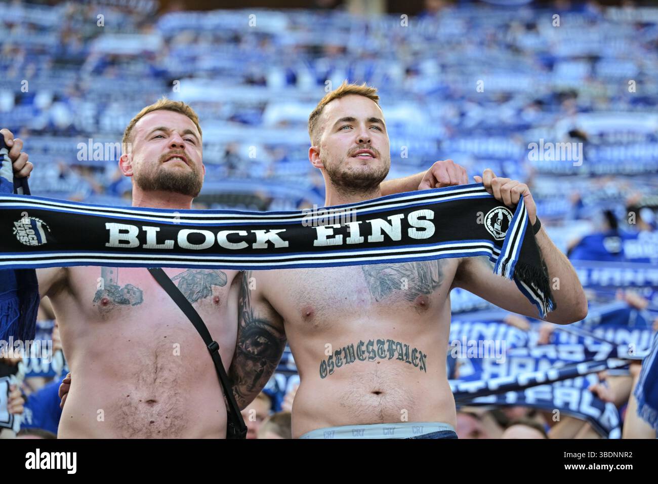 DSC Arminia Bielefeld Badeente Mit Schal – Offizieller Fanartikel, Handbemaltes Unikat, Ca. 10x7x10 Cm