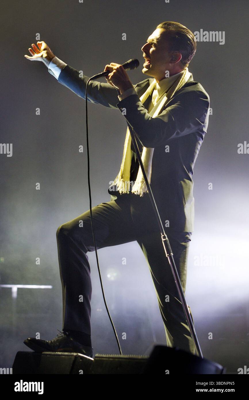 Theo Hutchcraft (singer) from HURTS live on 15 Years of Happiness Tour ...