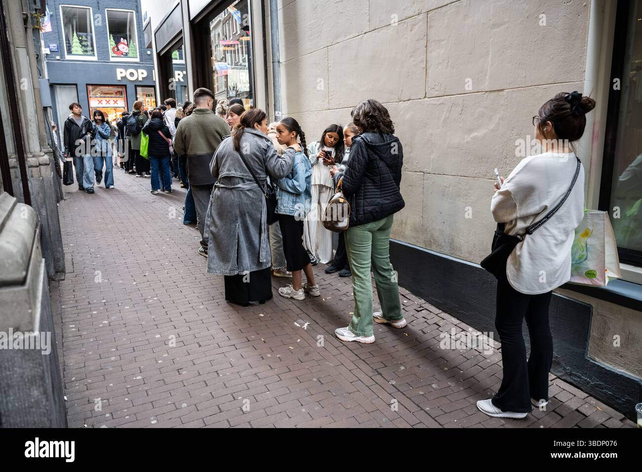 Queue Pop Store AMSTERDAM - Queues at the Pop Mart store on Kalverstraat. People line ...