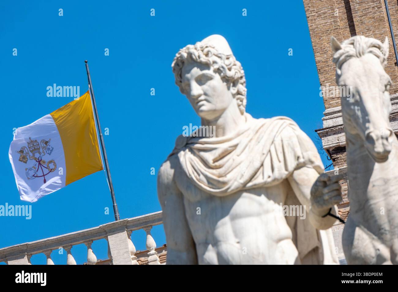 Bandiera Della Città Del Vaticano Tra Le Nuvole - Immagini vettoriali