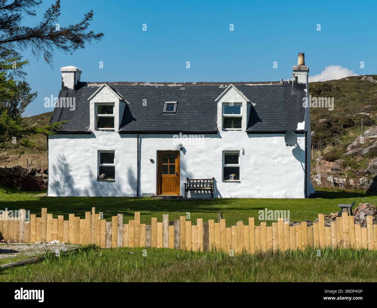 Pretty, traditional style white washed cottage with slate roof, Tokavaig, Isle of Skye, Scotland, UK Stock Photo