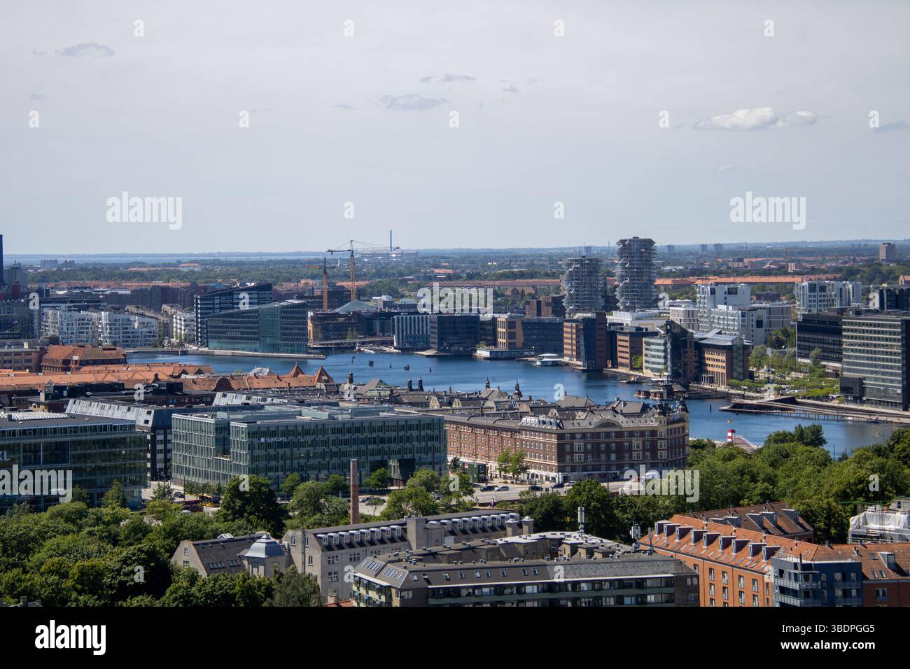 Kopenhagen Skyline mit Hafen und moderner Architektur – Blick auf Kanäle und Stadtviertel Stock Photo