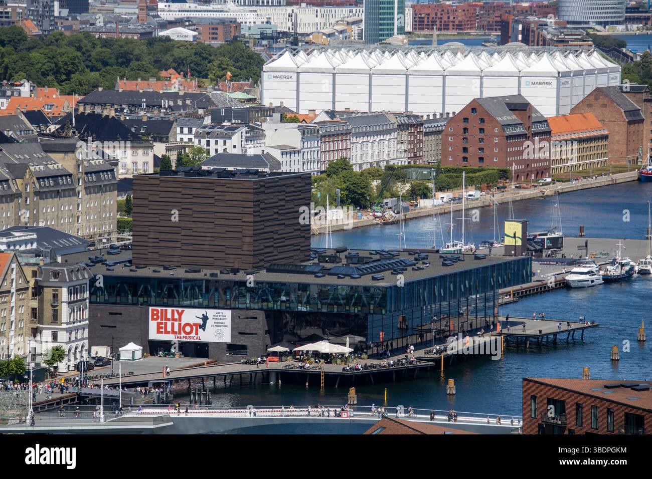 Königliches Schauspielhaus Kopenhagen – Moderne Architektur am Hafen mit Billy Elliot Plakat Stock Photo