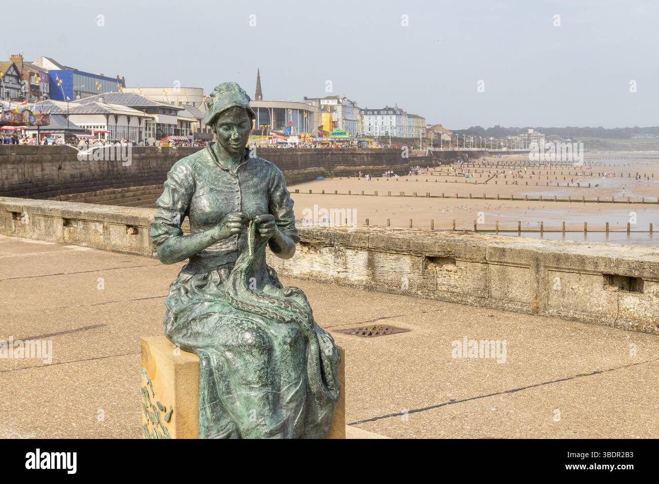 Statue of the Gansey Girl in Bridlington, honoring fishing heritage and coastal knitting traditions on the Yorkshire seafront. Fishing heritage. Stock Photo