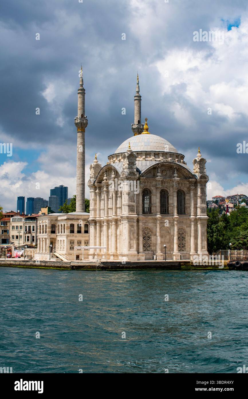 istanbul-turkey-ortakoy-mosque-in-besiktas-at-the-waterside-of-the