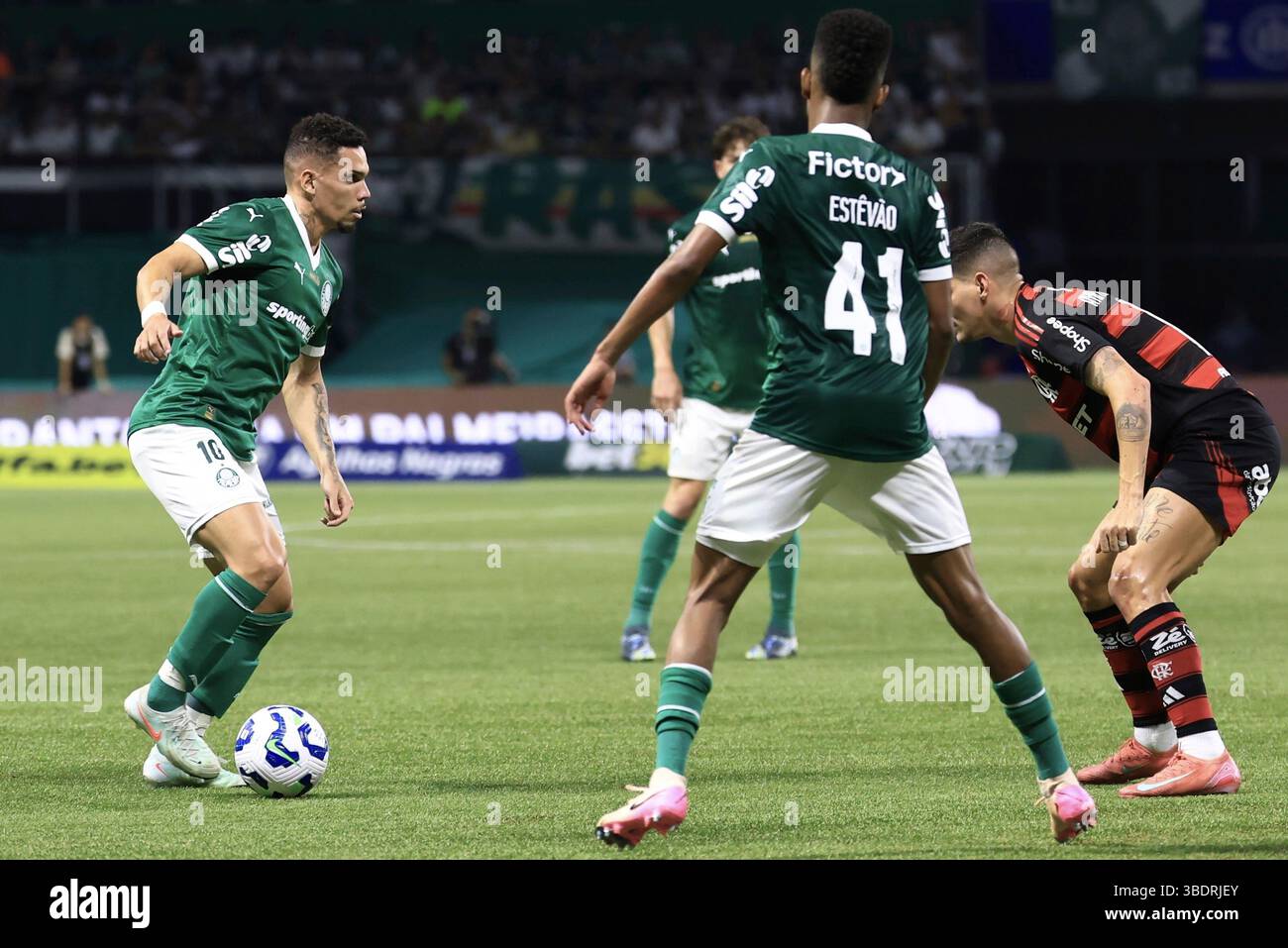 Paulinho Palmeiras Flamengo crest Looking Ahead: Can Paulinho Redemption Arc Play Out?