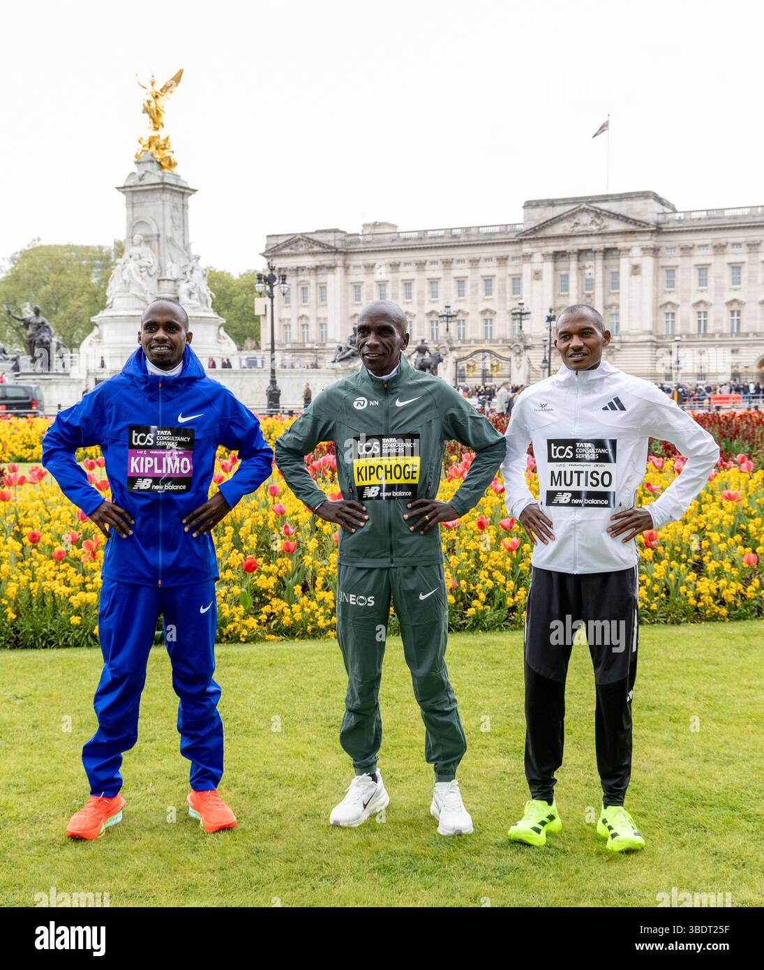 Marathon Elite Men pose for photographs outside Buckingham Palace at ...