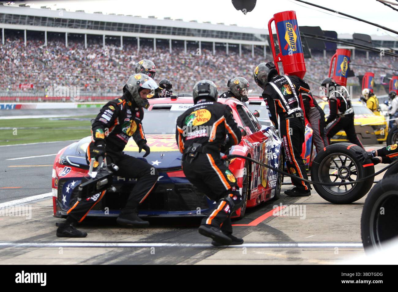 CHARLOTTE, NC - MAY 25: The pit crew of Chase Briscoe (#19 Joe Gibbs ...