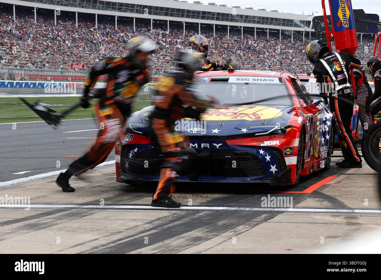 CHARLOTTE, NC - MAY 25: The pit crew of Chase Briscoe (#19 Joe Gibbs ...