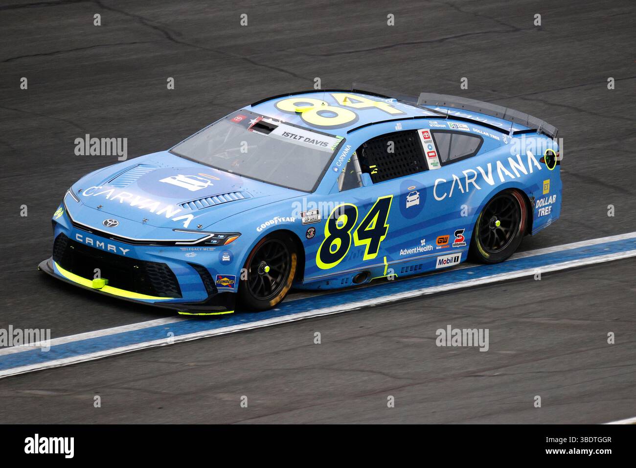 Jimmie Johnson y Legacy Motor Club retiraron el No. 84 de la carrera en