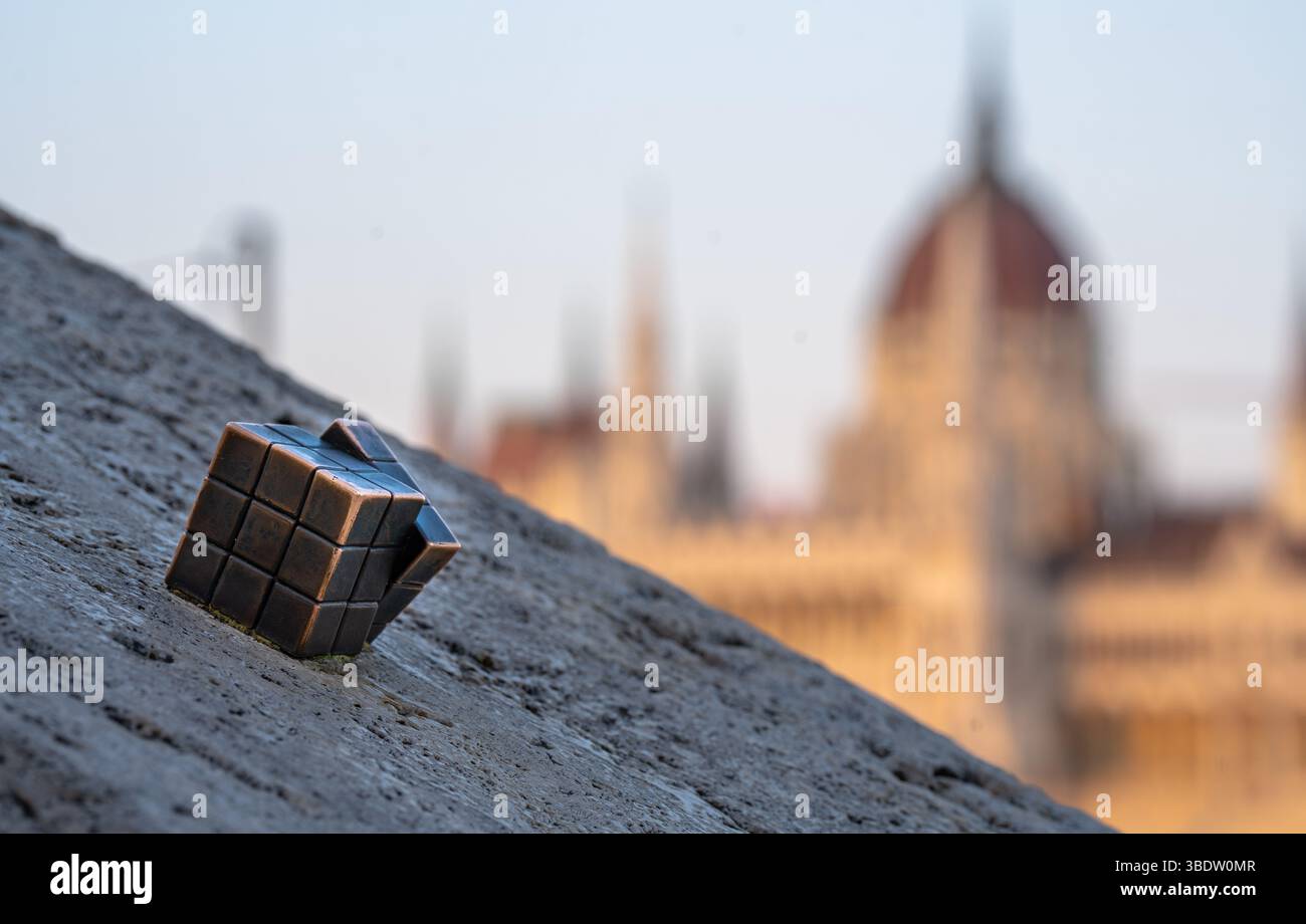 Cube sculpture hi-res stock photography and images - Alamy