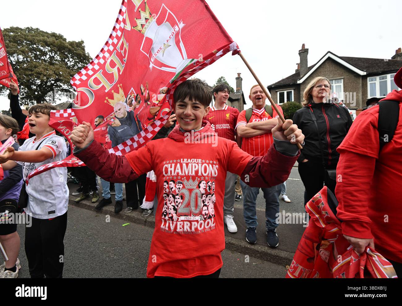 liverpool-uk-26th-may-2025-liverpool-fans-start-to-line-the-streets