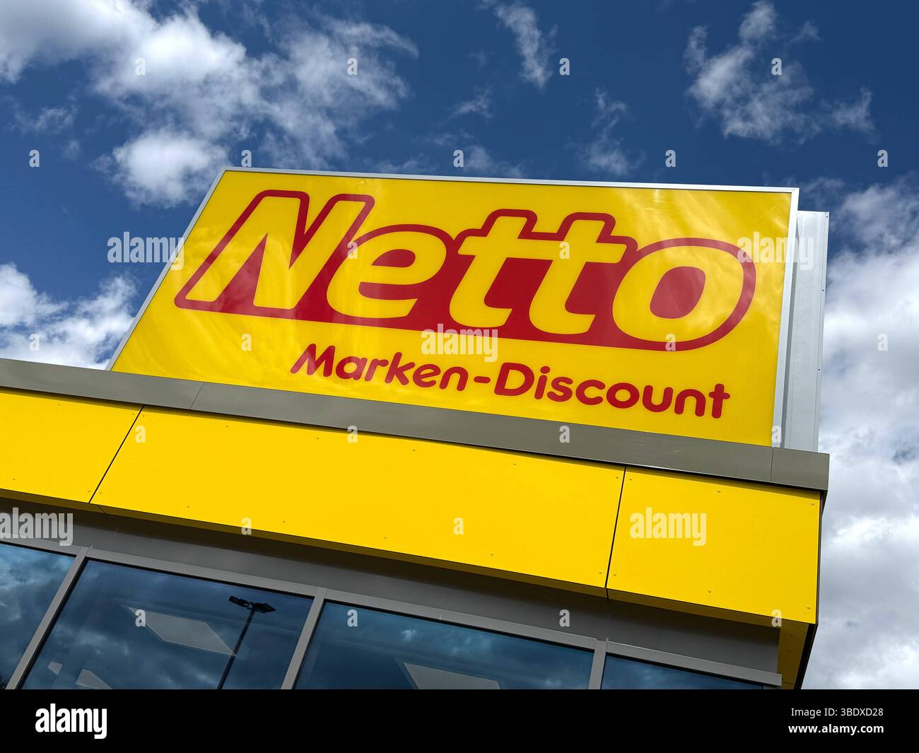 Außenwerbung Logo rotes NETTO *** Outdoor advertising logo red NETTO ...