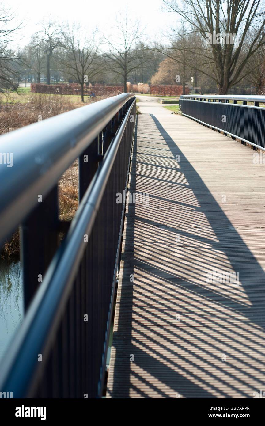 Entlang am Brückengeländer Stock Photo