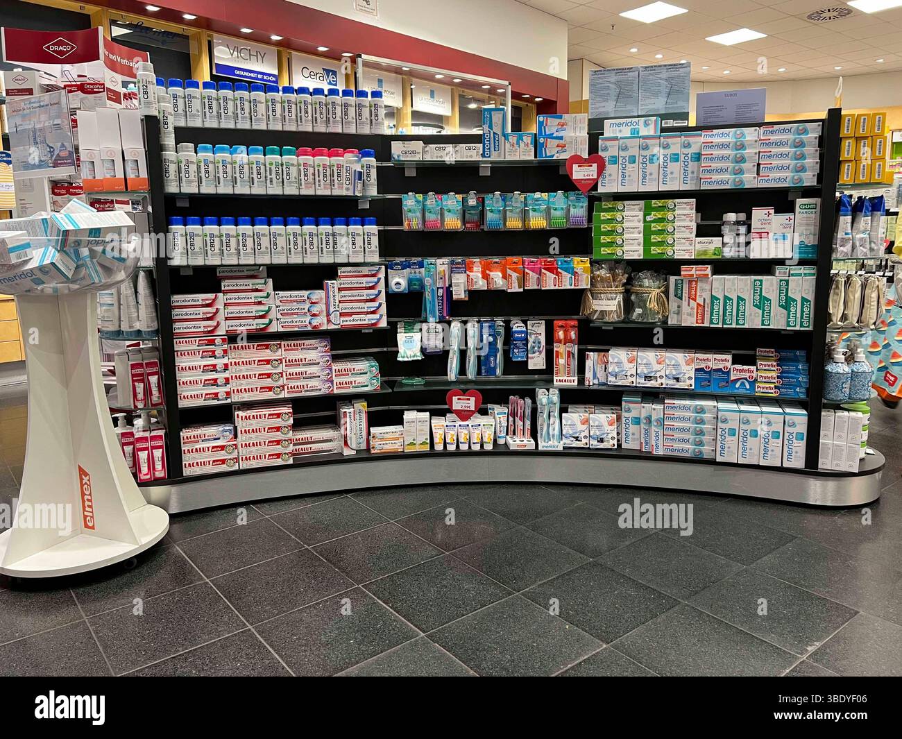 APOTHEKE - Aufsteller Regale mit Zahnpasta Mundwasser ...