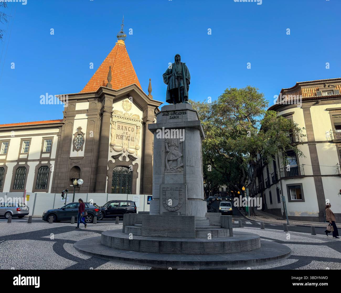 João Gonçalves Zarco Denkmal vor der Banco de Portugal, Funchal, Madeira - Smartphone Captured Stock Image