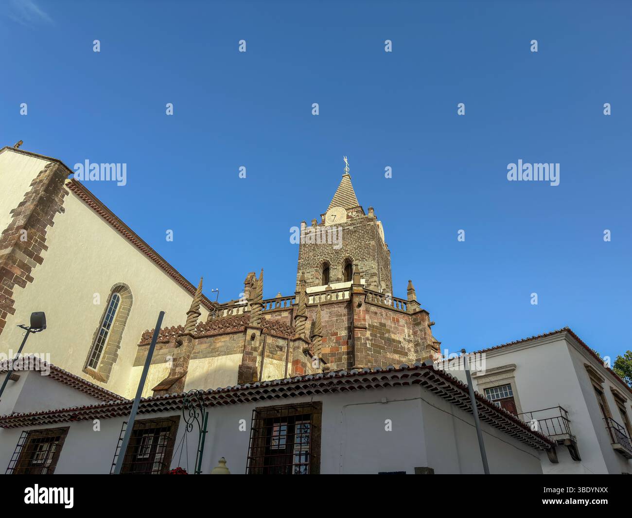 Funchal Kathedrale (Sé Catedral de Nossa Senhora da Assunção) bei blauem Himmel, Madeira, Portugal - Smartphone Captured Stock Image