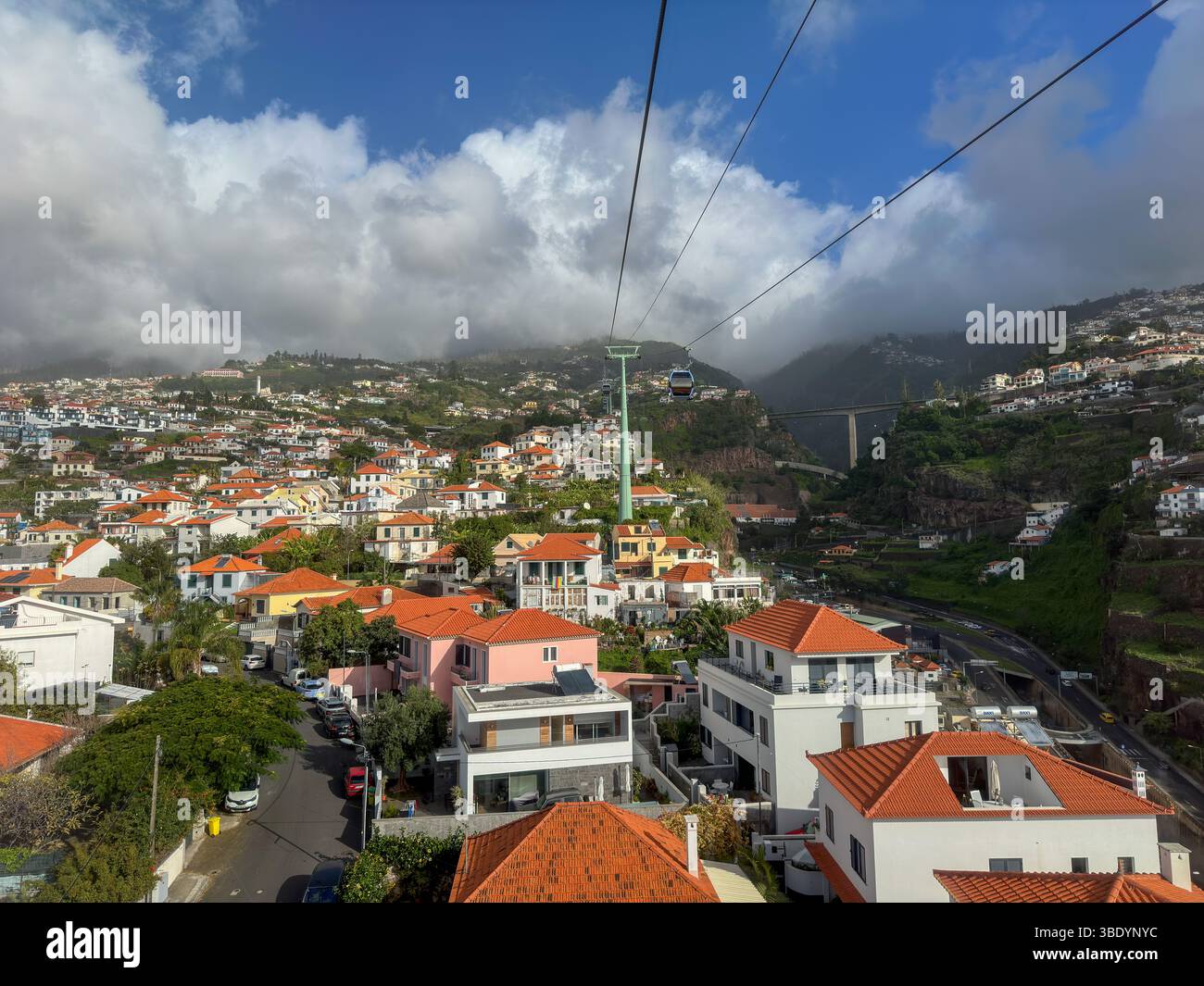 Seilbahn über grüne Berghänge und Häuser bei Funchal, Madeira - Smartphone Captured Stock Image