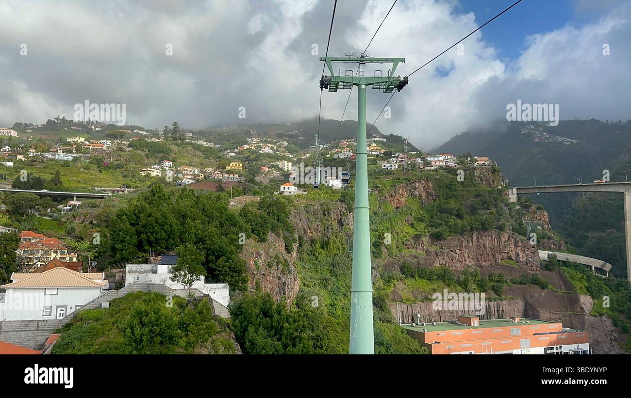 Seilbahn über grüne Berghänge und Häuser bei Funchal, Madeira - Smartphone Captured Stock Image