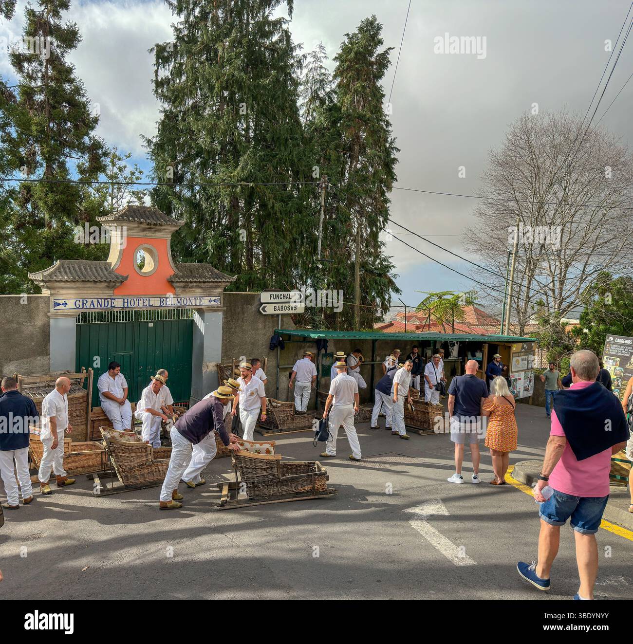 Korbschlittenfahrer mit traditionellen Schlitten in Monte, Funchal, Madeira - Smartphone Captured Stock Image