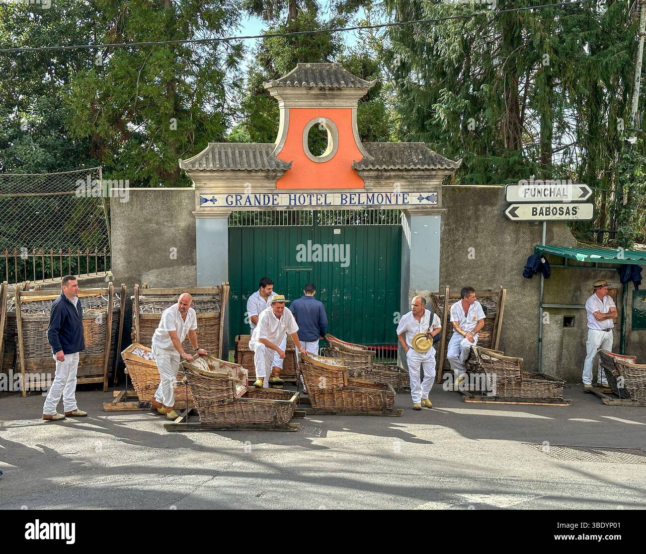 Korbschlittenfahrer mit traditionellen Schlitten in Monte, Funchal, Madeira - Smartphone Captured Stock Image