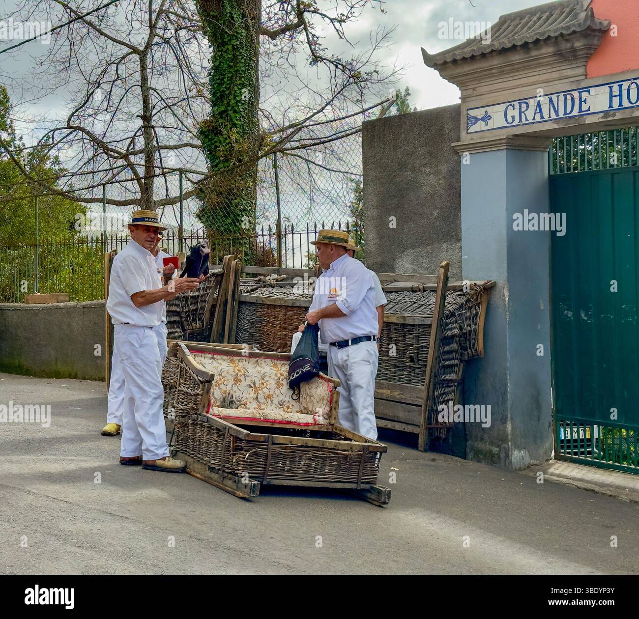 Korbschlittenfahrer mit traditionellen Schlitten in Monte, Funchal, Madeira - Smartphone Captured Stock Image