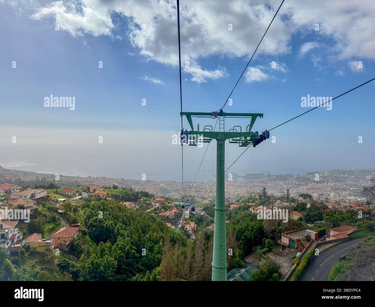 Seilbahn über grüne Berghänge und Häuser bei Funchal, Madeira - Smartphone Captured Stock Image