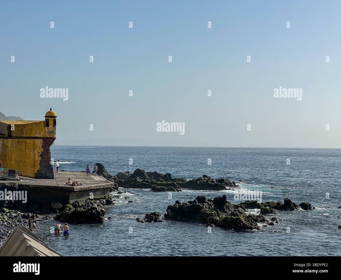 Festung São Tiago mit gelbem Wachturm unter blauem Himmel, Funchal, Madeira - Smartphone Captured Stock Image