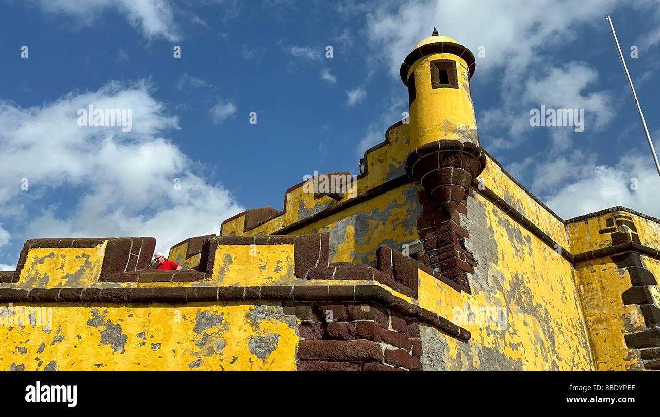 Festung São Tiago mit gelbem Wachturm unter blauem Himmel, Funchal, Madeira - Smartphone Captured Stock Image
