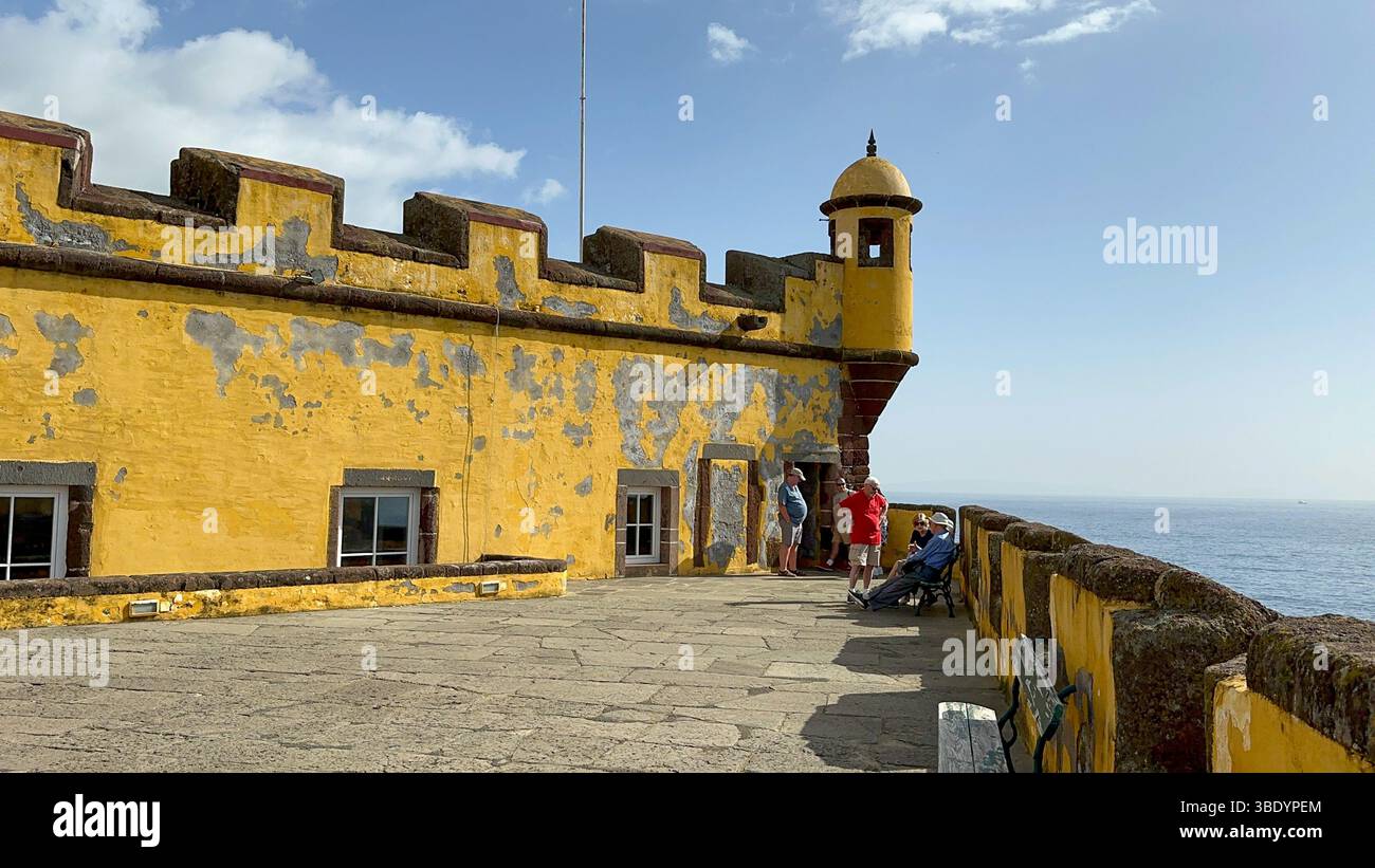 Festung São Tiago mit gelbem Wachturm unter blauem Himmel, Funchal, Madeira - Smartphone Captured Stock Image