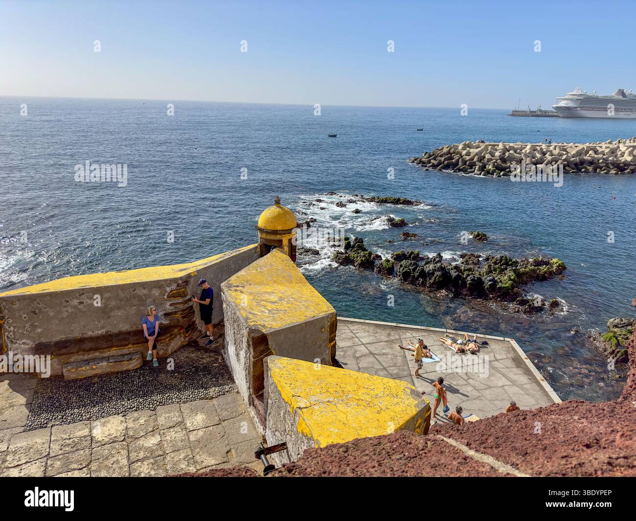 Festung São Tiago mit gelbem Wachturm unter blauem Himmel, Funchal, Madeira - Smartphone Captured Stock Image