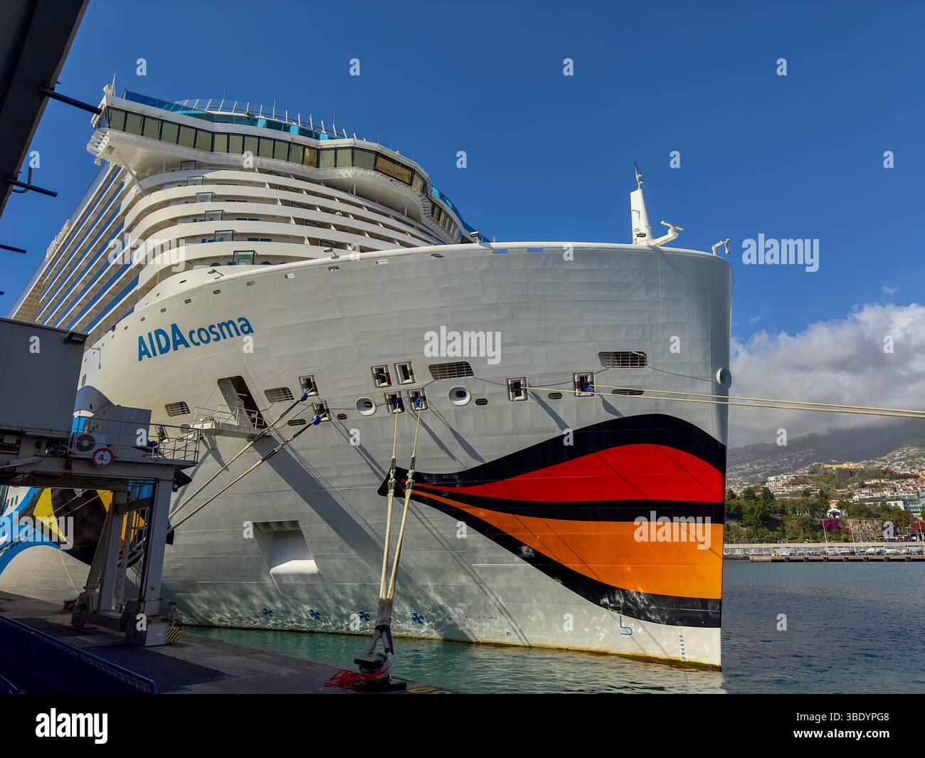 AIDAcosma Kreuzfahrtschiff der Helios-Klasse am Hafen bei klarem Himmel - Smartphone Captured Stock Image