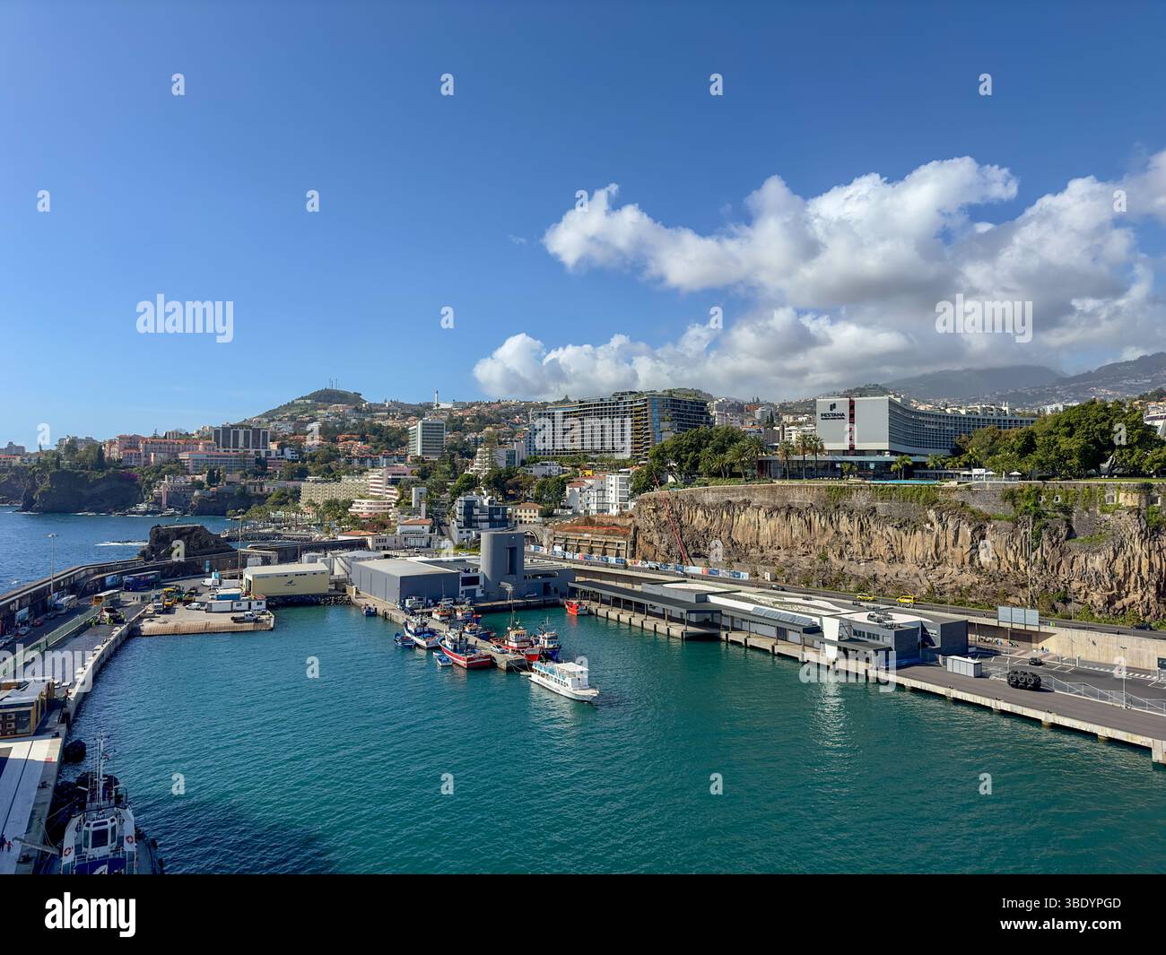 Hafen von Funchal mit modernen Gebäuden und Steilküste, Madeira, Portugal - Smartphone Captured Stock Image