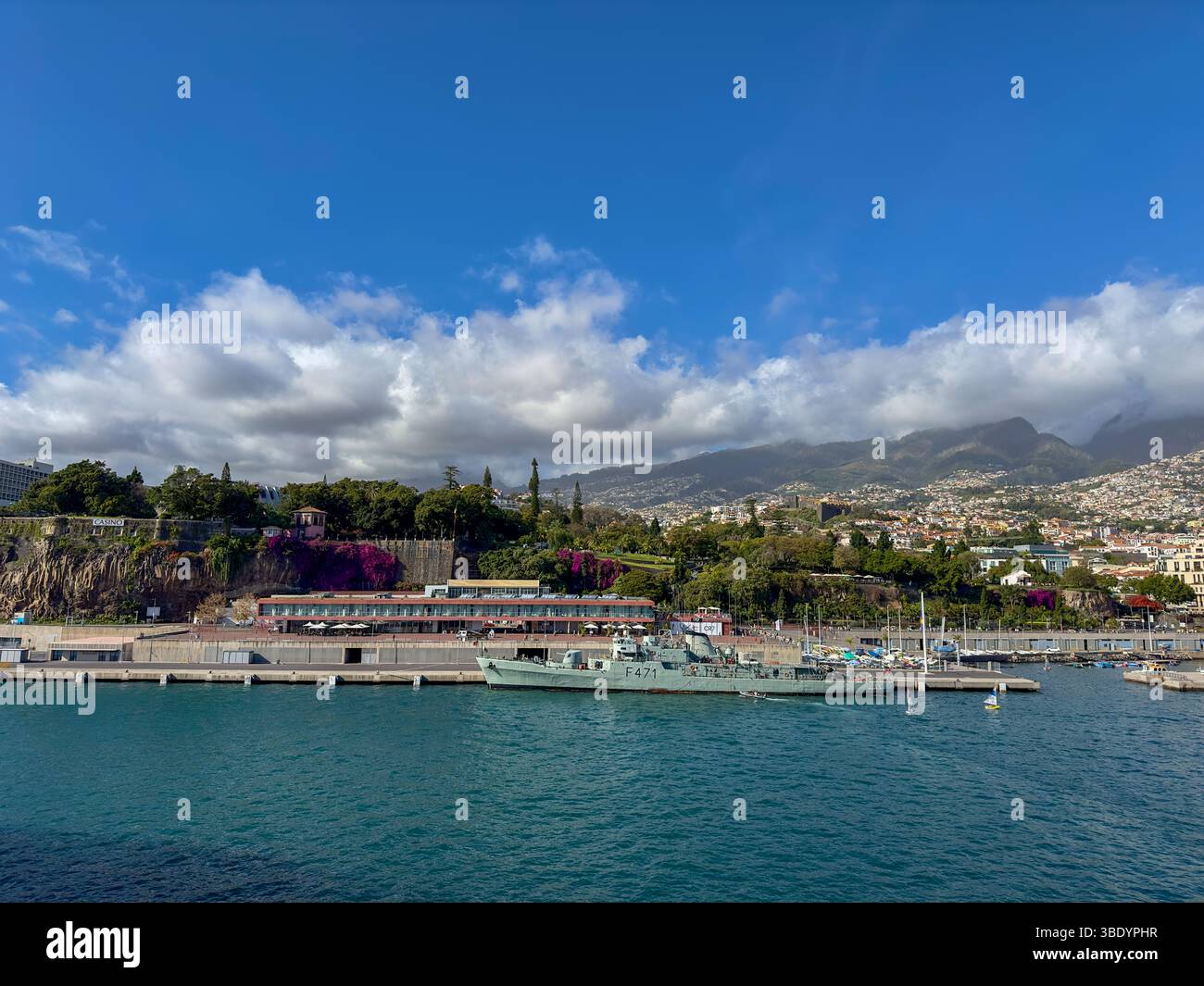 Hafen von Funchal mit modernen Gebäuden und Steilküste, Madeira, Portugal - Smartphone Captured Stock Image