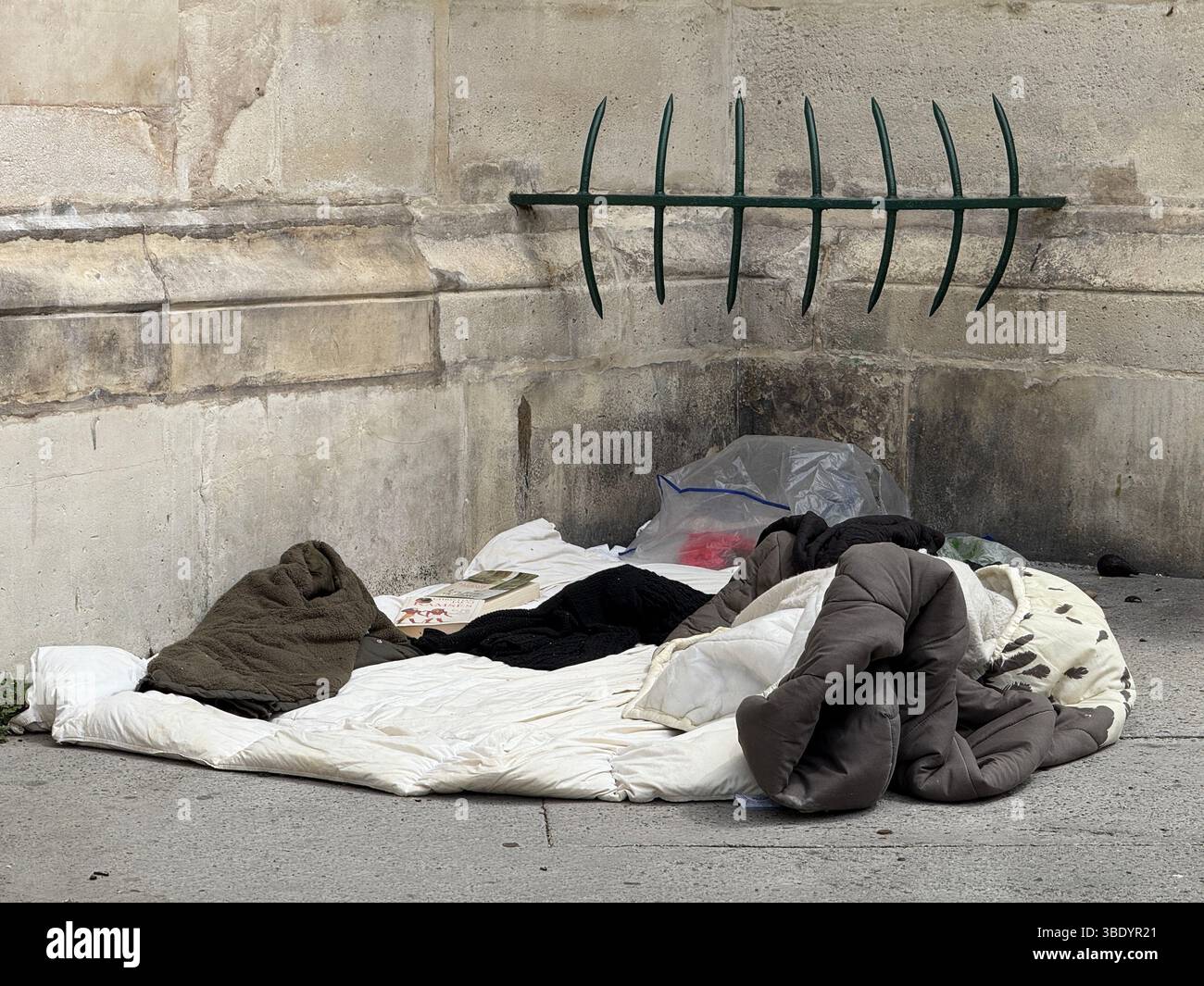 26 May 2025, France, Paris: Blankets lying on the corner of a house in ...