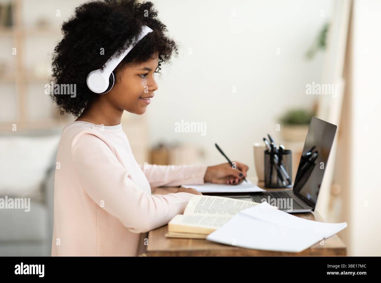 Black teen girl tablet hi-res stock photography and images - Alamy