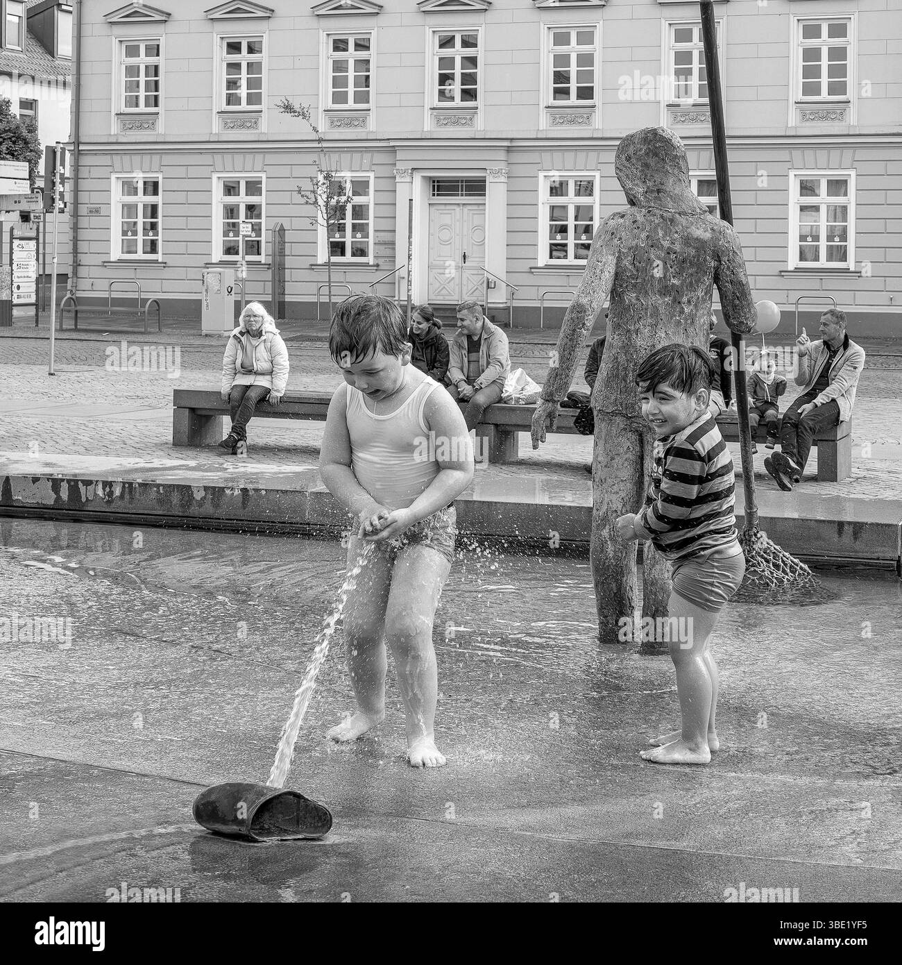Planschen rund um den Brunnen Bernsteinfischer in Ribnitz - 24.05.2025: Was für ein Spaß Planschen rund um den Brunnen Bernsteinfischer in Ribnitz. Ein Model Release liegt vor. 24.05.2025 Ribnitz-Damgarten Am Markt Mecklenburg-Vorpommern Deutschland *** Splashing around the Bernsteinfischer fountain in Ribnitz 24 05 2025 What fun Splashing around the Bernsteinfischer fountain in Ribnitz A model release is available 24 05 2025 Ribnitz Damgarten Am Markt Mecklenburg-Vorpommern Germany Stock Photo