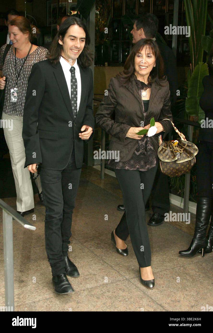 Ұл мен оның анасы туралы порно комикс. Үлкен жопа порно HD форматында