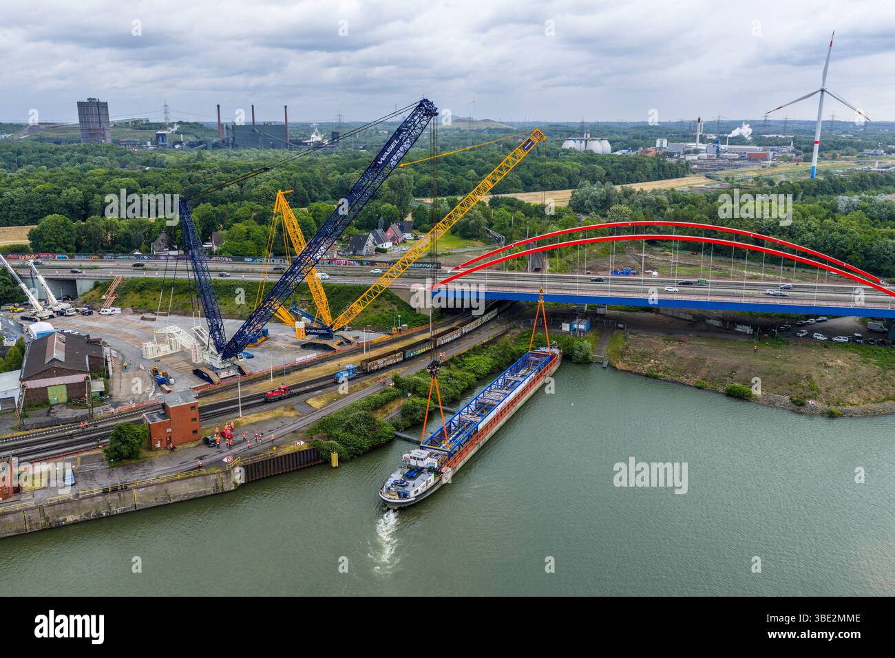 Giant cranes hi-res stock photography and images - Page 15