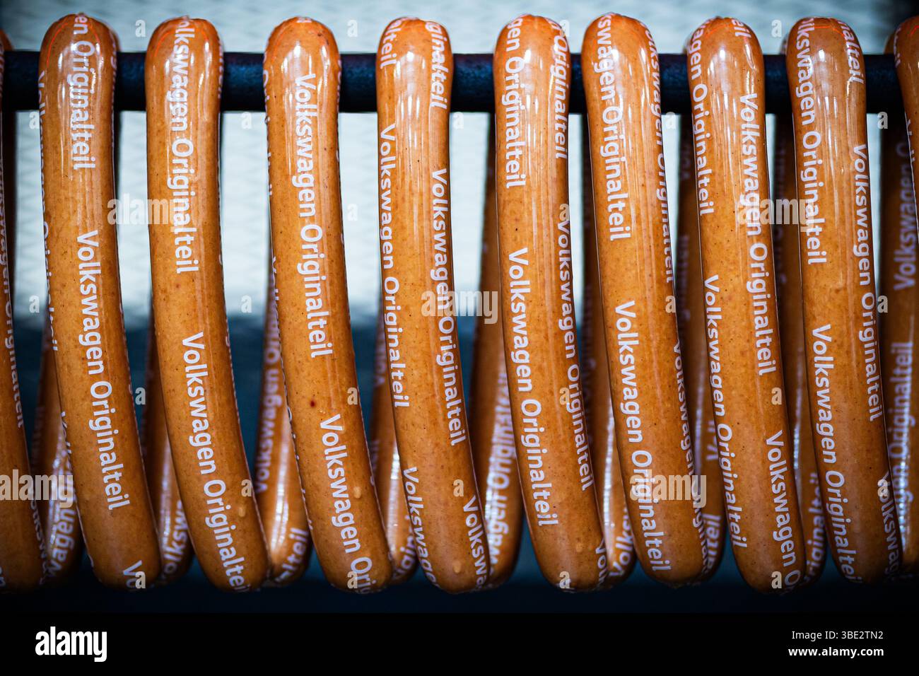 Wolfsburg, Germany. 27th May, 2025. The Volkswagen currywurst is presented  in a hall at the main plant. Volkswagen Service Factory presents the VW  currywurst with ketchup for the microwave. Credit: Moritz  Frankenberg/dpa/Alamy