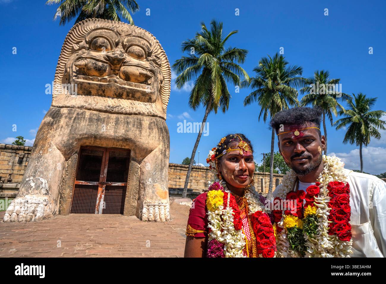 india, Tamil Nadu, Gangaikonda Cholapuram Temple, newly wed couple Stock Photo