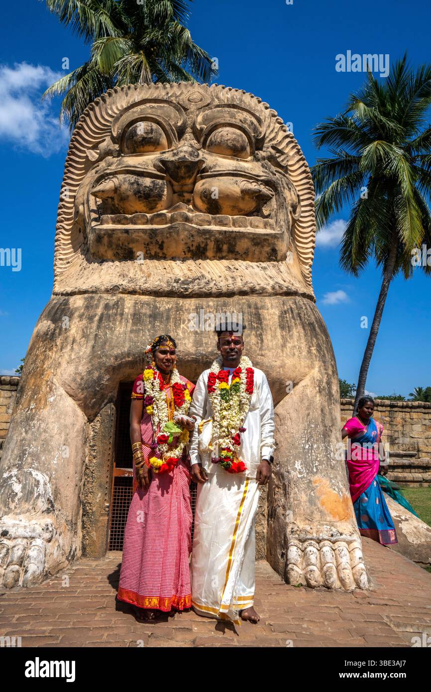 india, Tamil Nadu, Gangaikonda Cholapuram Temple, newly wed couple Stock Photo