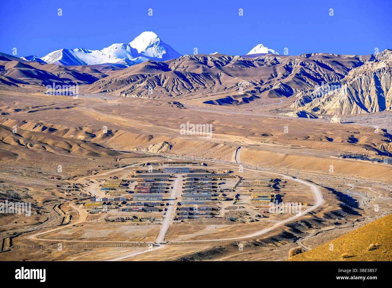 Kamet hi-res stock photography and images - Alamy, image size:1300x956